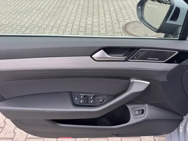 Volkswagen Passat view 16