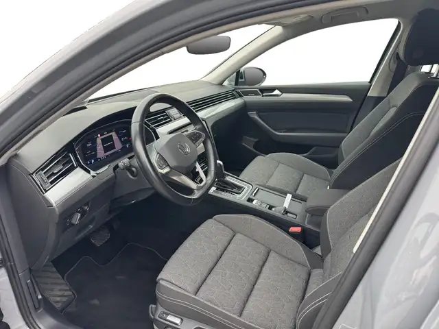 Volkswagen Passat view 4