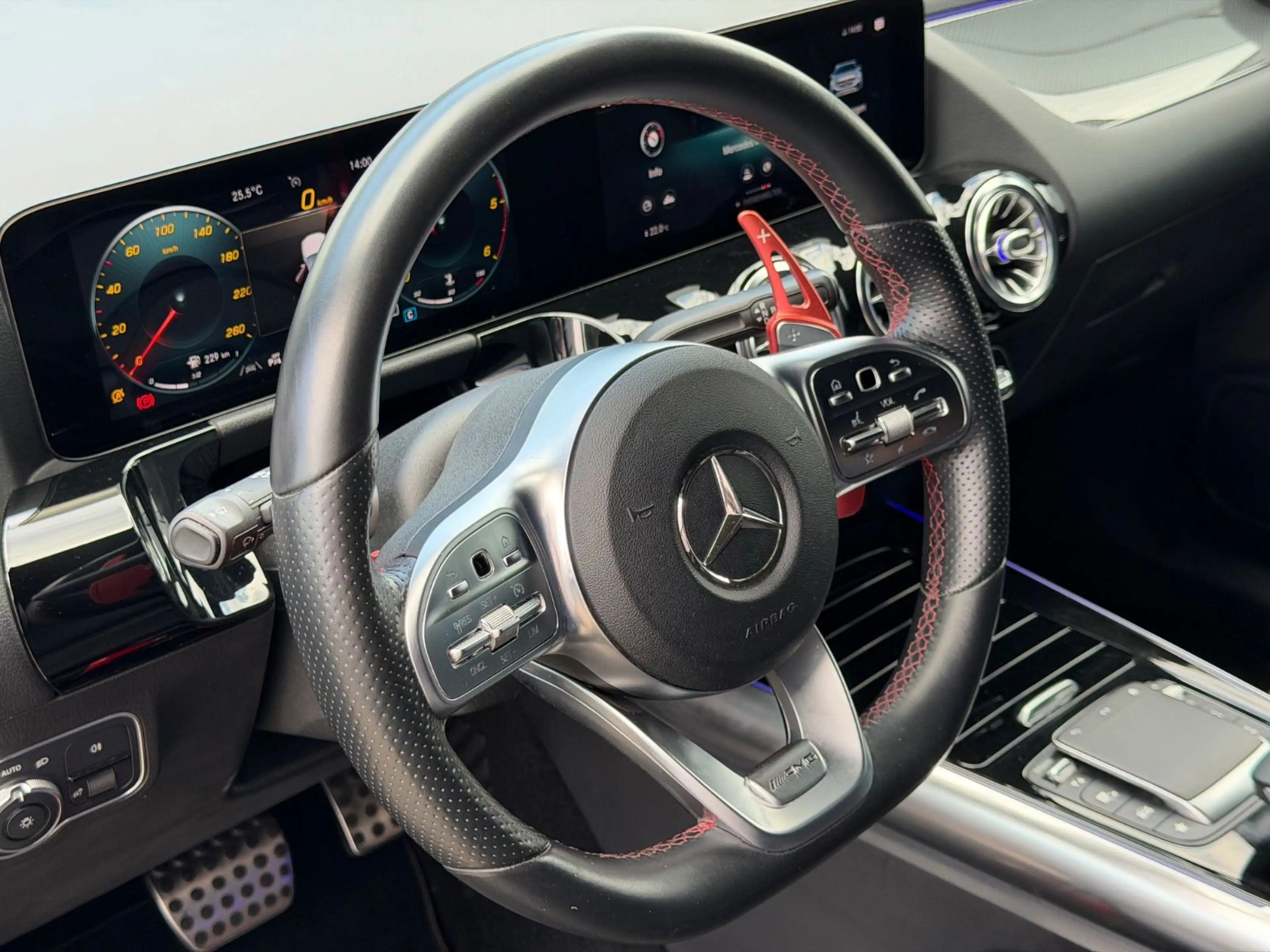 Mercedes-Benz GLA 180 d AMG /Widescreen/Ambiente/Night/1 Hand — photo 12