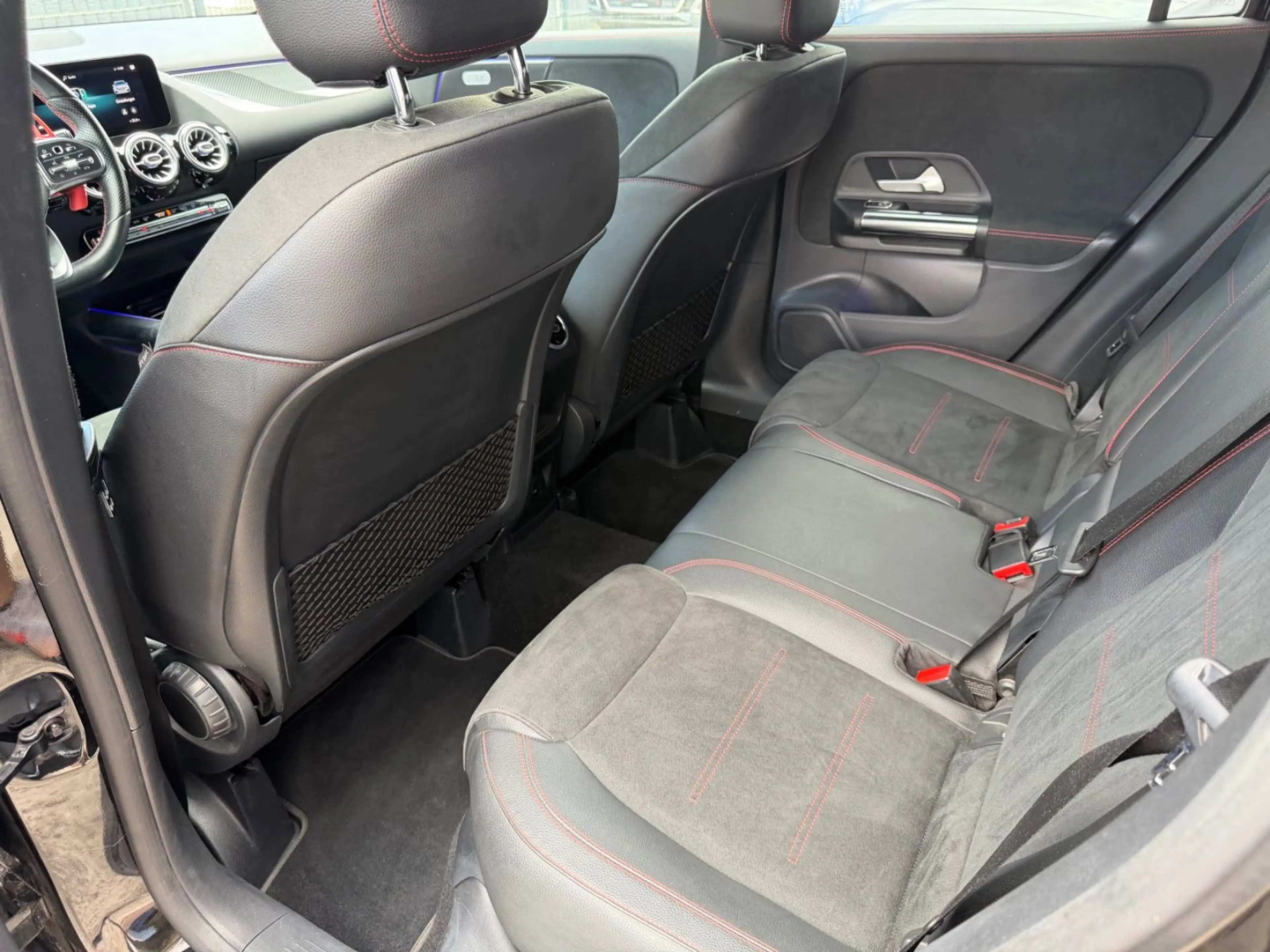 Mercedes-Benz GLA 180 d AMG /Widescreen/Ambiente/Night/1 Hand — photo 13