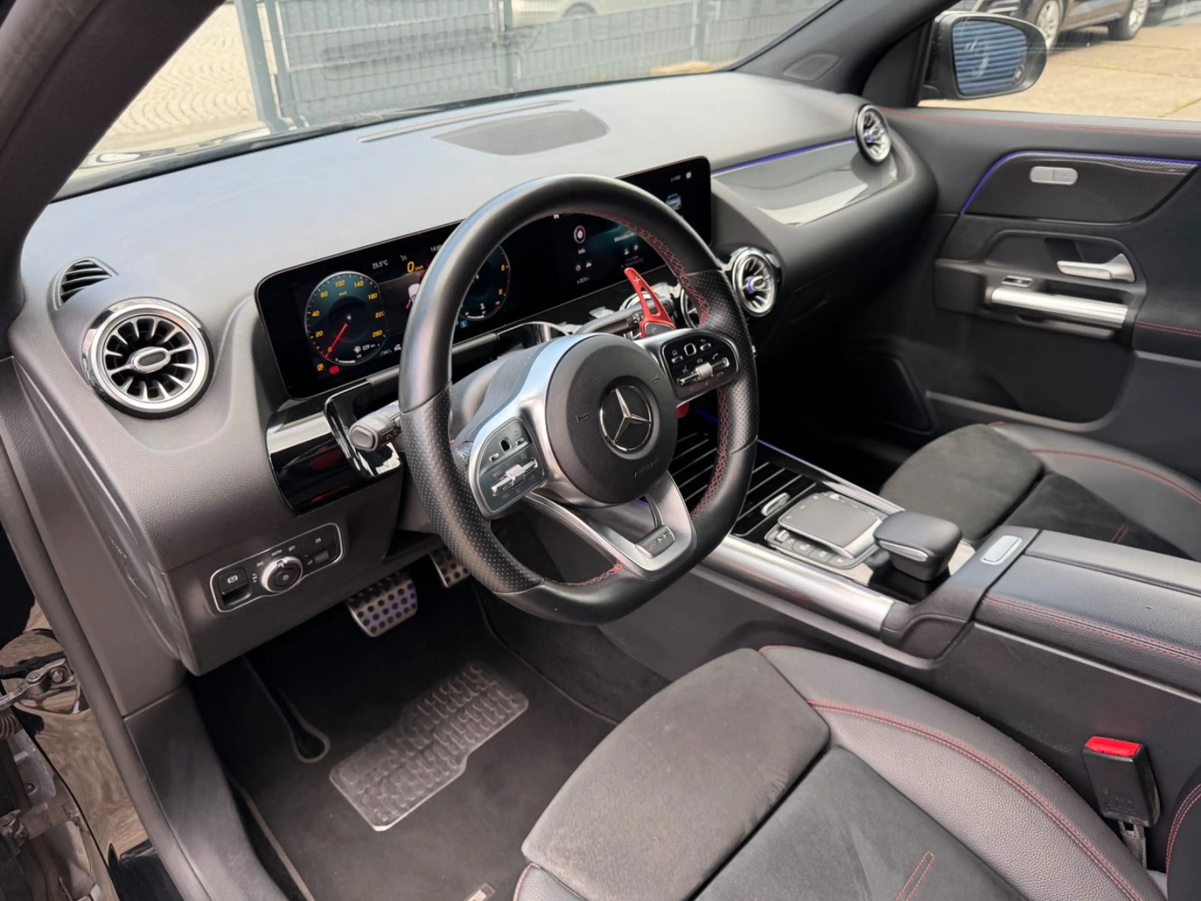 Mercedes-Benz GLA 180 d AMG /Widescreen/Ambiente/Night/1 Hand — photo 11