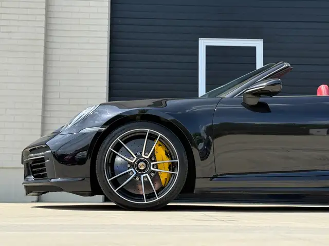 Porsche 911 view 8