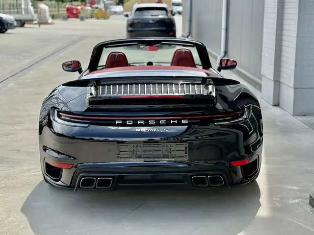 Porsche 911 view 11