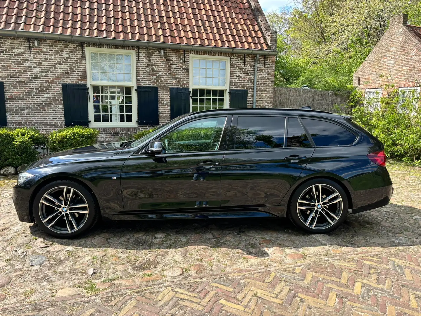BMW 320 BMW 320i Touring M Sport Edition / Shadow / Pano Zwart - 2