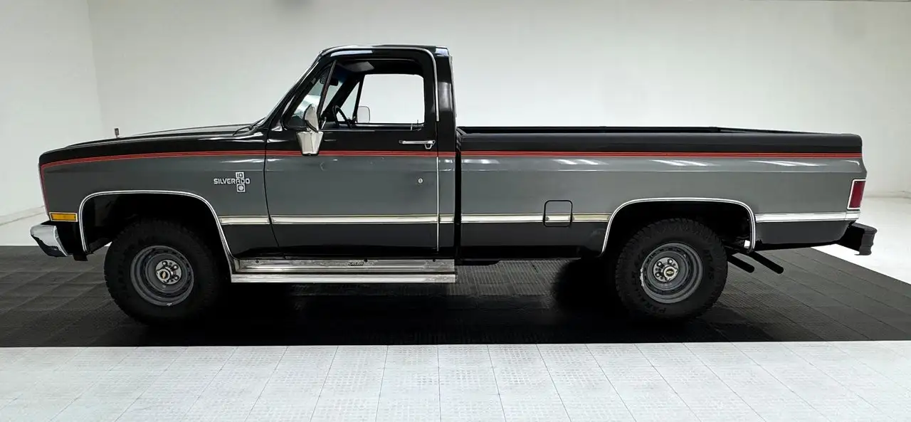 Chevrolet C10 Silverado 4x2 Long Bed Pickup, foto 2