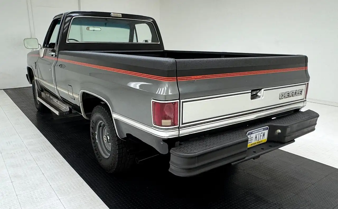Chevrolet C10 Silverado 4x2 Long Bed Pickup, foto 3