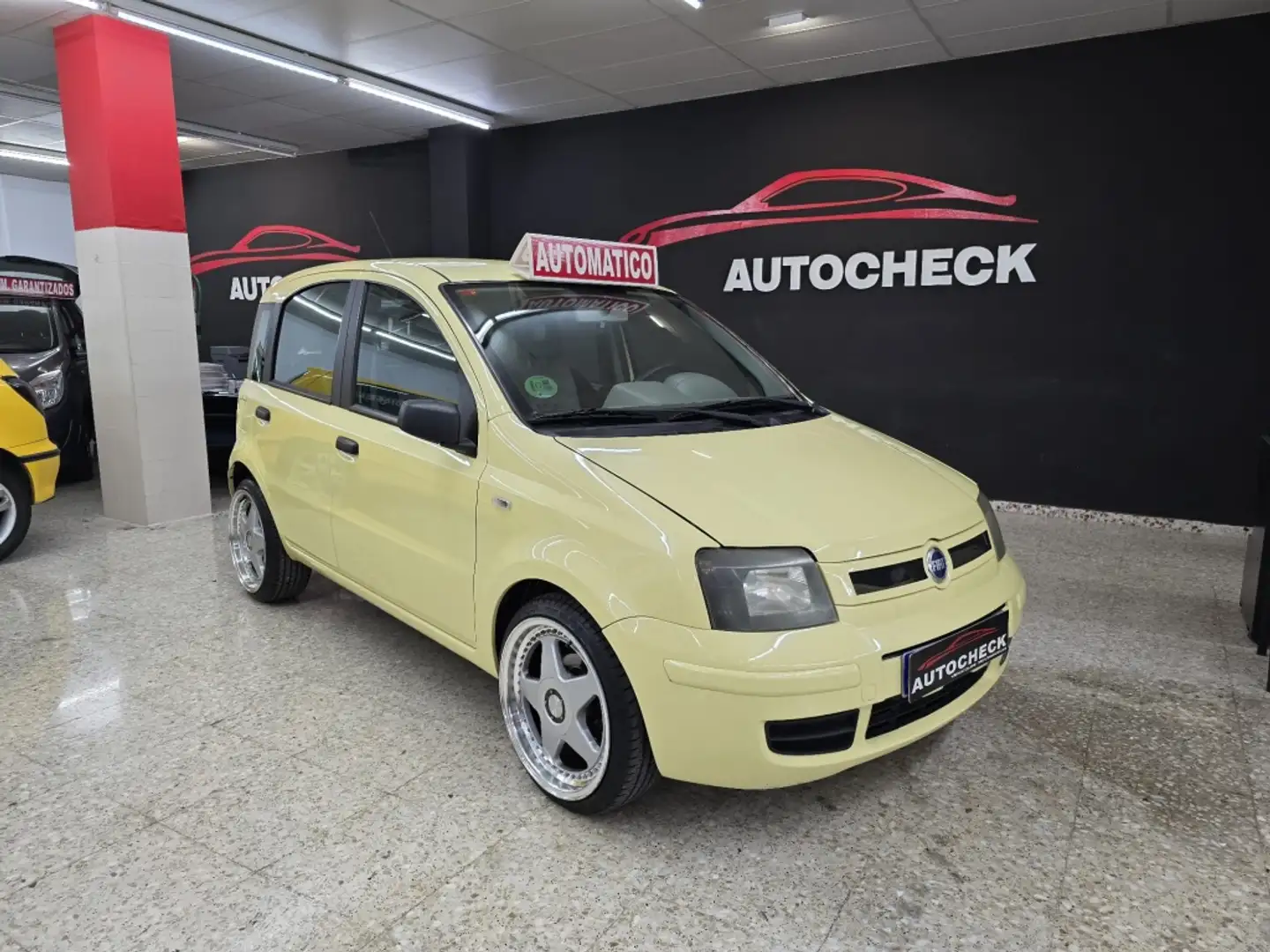 Fiat Panda Pequeño Automático de 5 Puertas Amarillo - 1