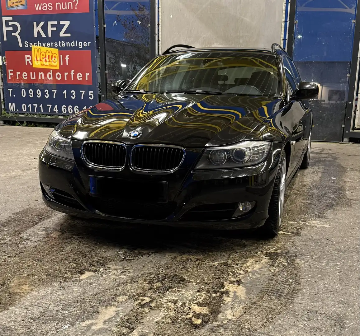 BMW 320 3er Touring 320i Touring Aut., Pano, AHK, NaviPro Černá - 1