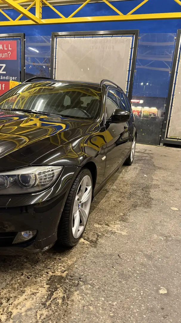 BMW 320 3er Touring 320i Touring Aut., Pano, AHK, NaviPro Černá - 2
