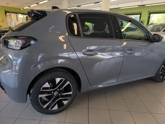 Peugeot 208 view 9