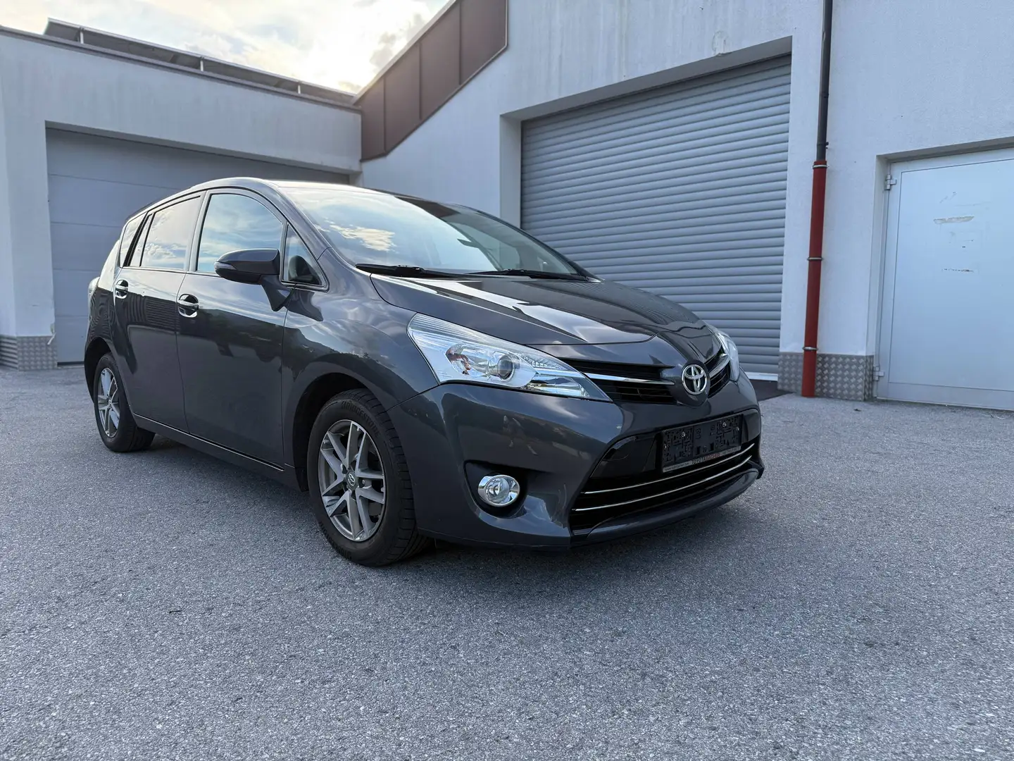 Toyota Verso 1,6 D-4D Active *NAVI*AHK*KAMERA* Grau - 2