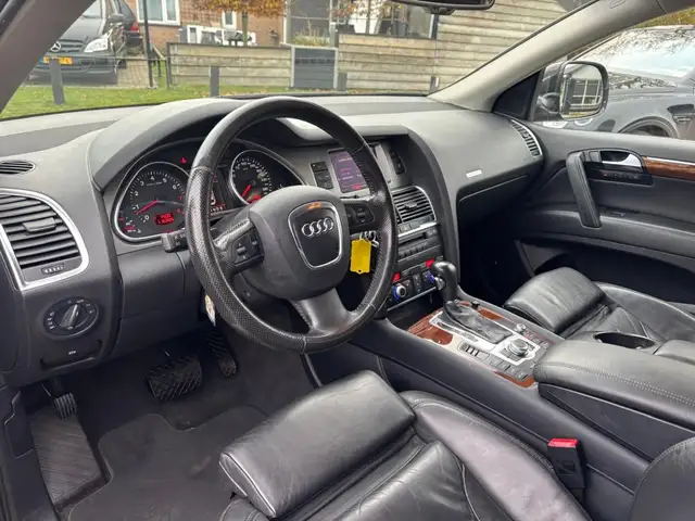 Audi Q7 view 11