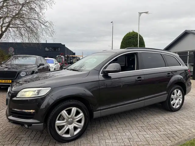 Audi Q7 view 8