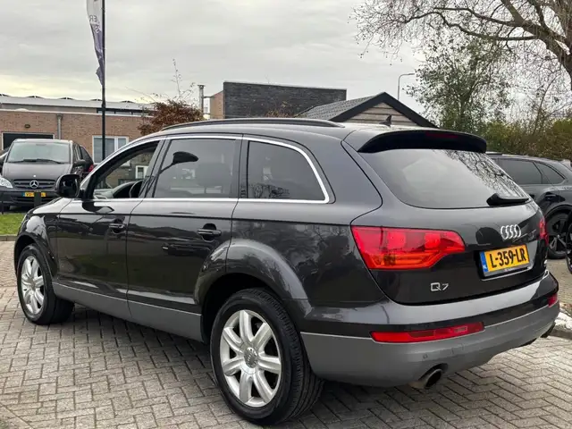 Audi Q7 view 7