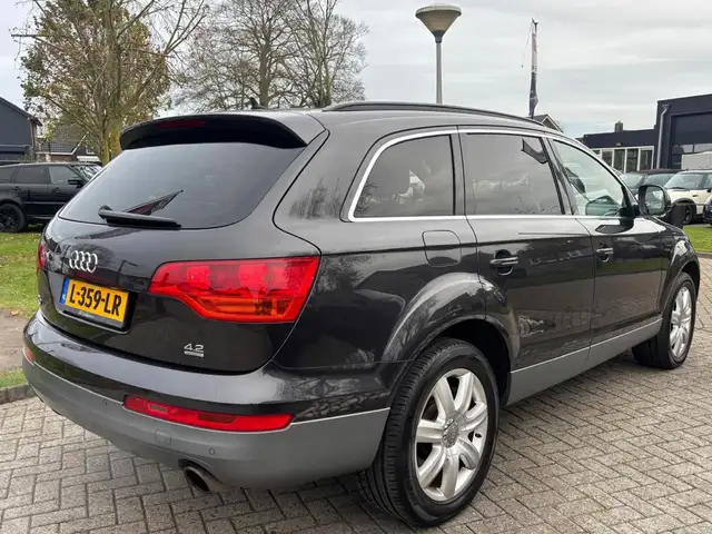 Audi Q7 view 5