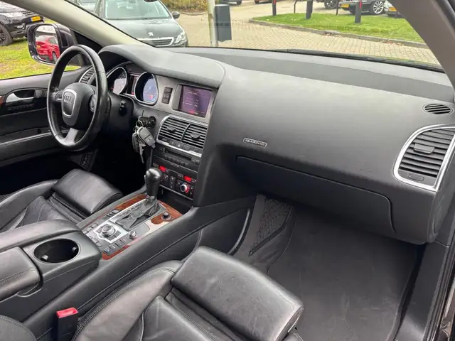 Audi Q7 view 10