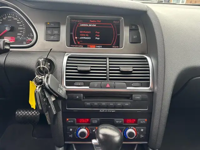 Audi Q7 view 14