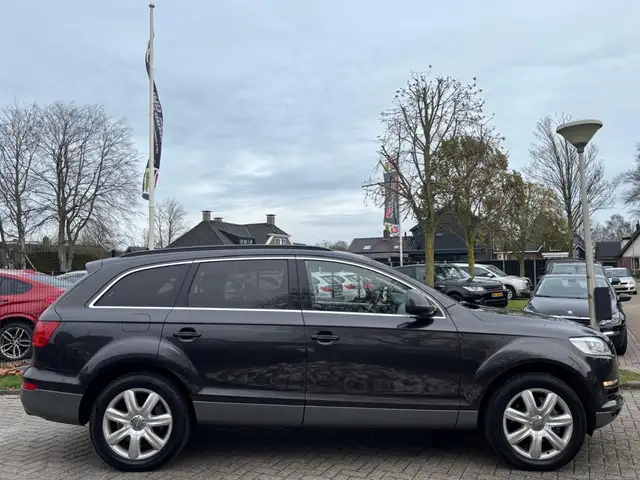 Audi Q7 view 4