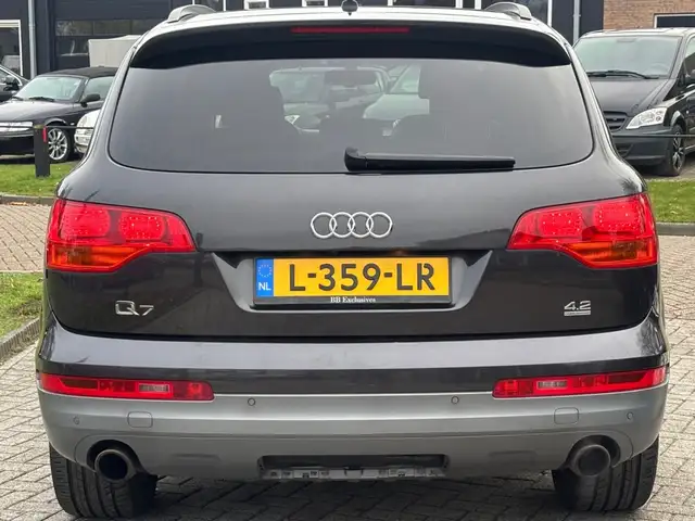 Audi Q7 view 6