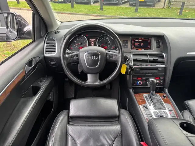 Audi Q7 view 9