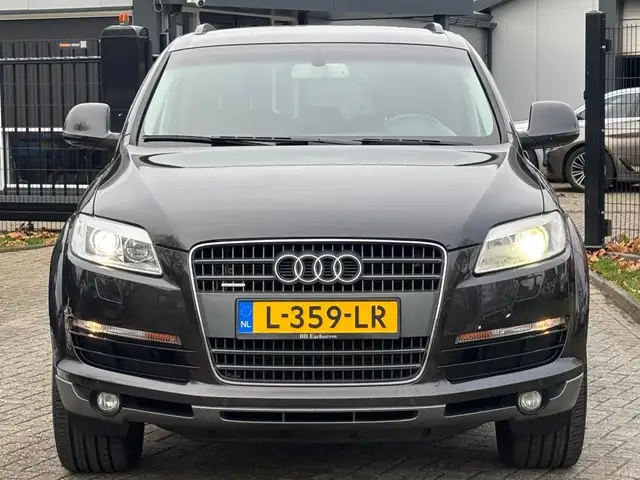 Audi Q7 view 2