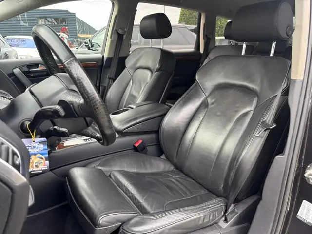 Audi Q7 view 12