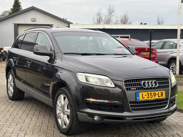 Audi Q7 view 3