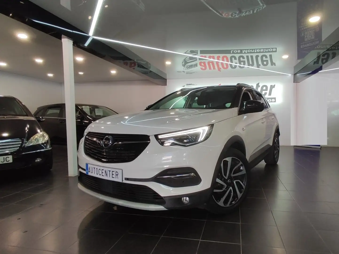 Opel Grandland X 1.2 Turbo Ultimate Auto Weiß - 1