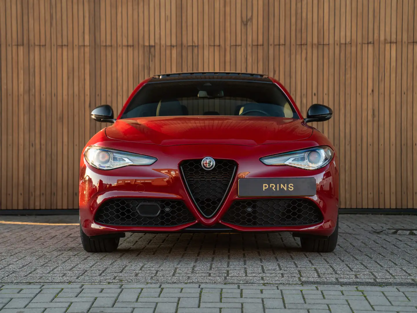 Alfa Romeo Giulia 2.0T 280pk Veloce AWD | Pano-dak | 19 inch | Harma Rot - 2
