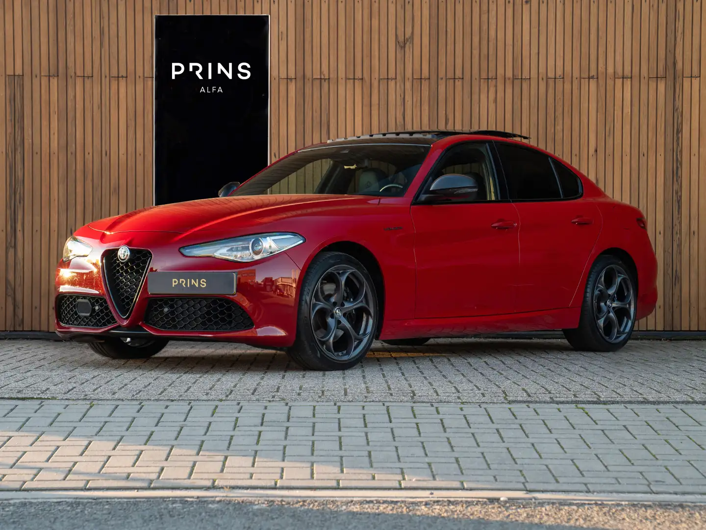 Alfa Romeo Giulia 2.0T 280pk Veloce AWD | Pano-dak | 19 inch | Harma Rot - 1
