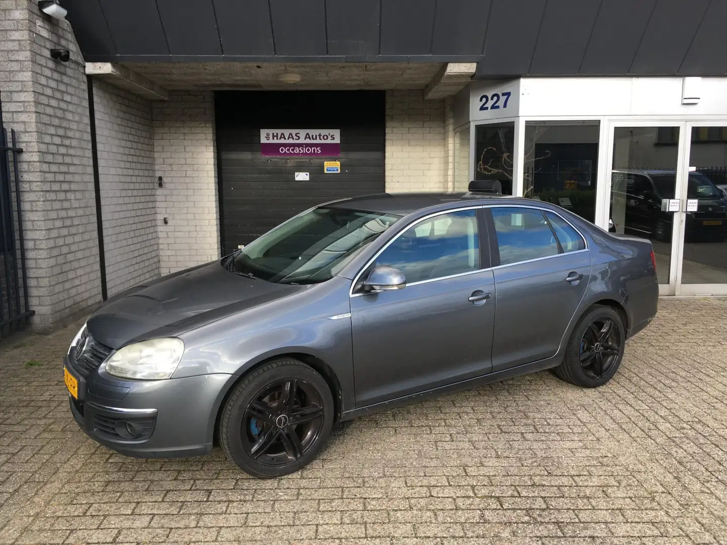 Volkswagen Jetta 1.6 Comfortline / CLIMA / ALU VELGEN / SEDAN / NWE Grijs - 1