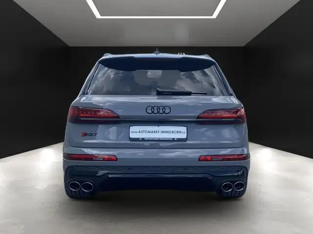 Audi SQ7 view 10