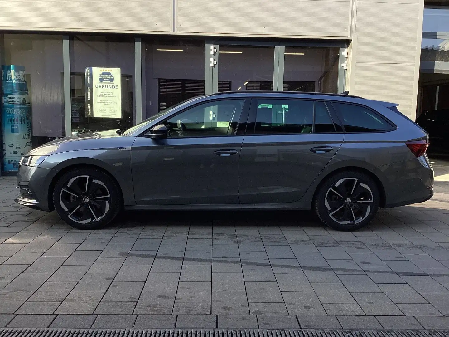 Skoda Octavia Combi 2,0 TSI Sportline 4x4 LED+AHK+Navi Szary - 1