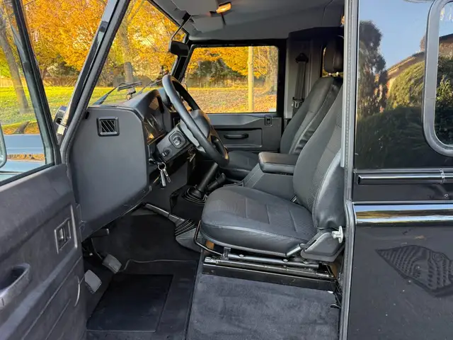 Land Rover Defender view 5