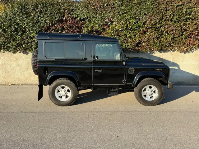 Land Rover Defender view 4
