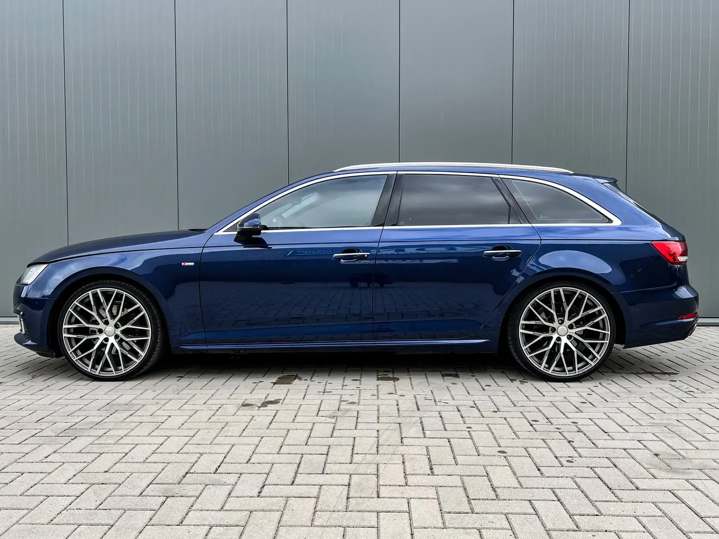 Audi A4 Avant 1.4 TFSI S-line Acc 20 Inch Volledig Audi on Azul - 2