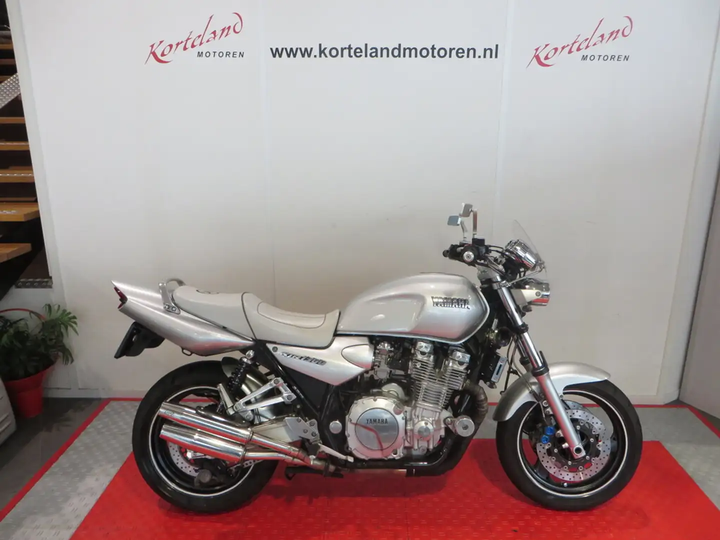 Yamaha XJR 1300 Stříbrná - 1