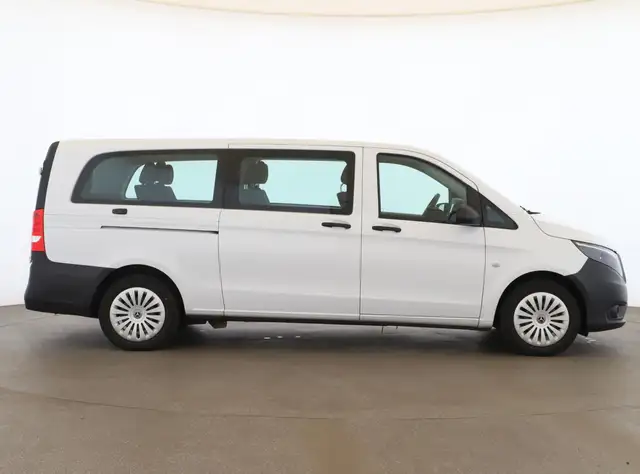Mercedes-Benz Vito view 3