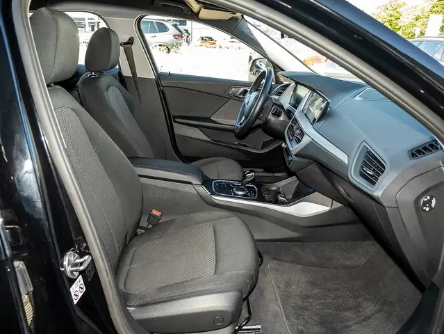 BMW 1 Series view 4