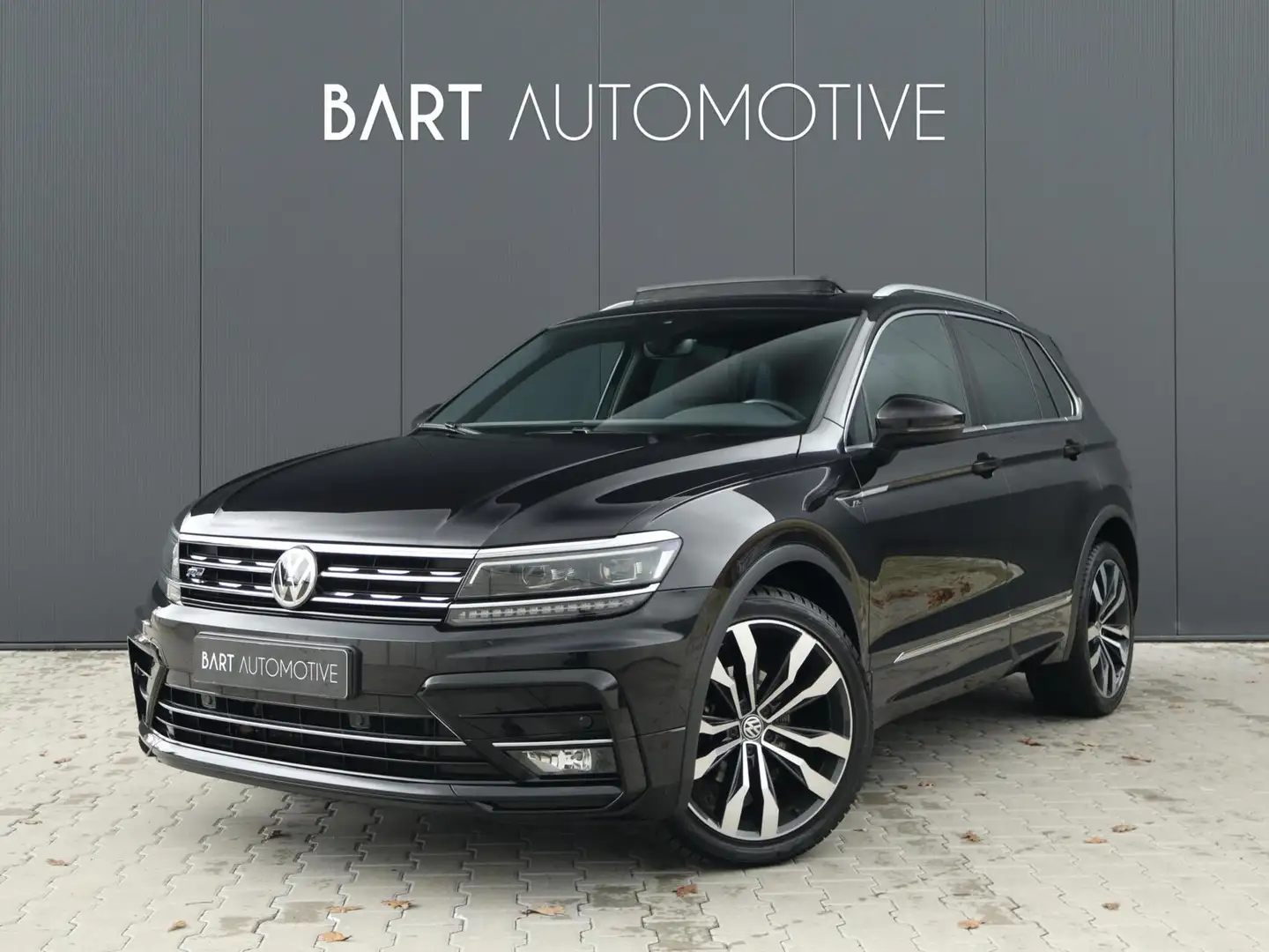Volkswagen Tiguan 1.5 TSI ACT R-Line|Panodak|Trekhaak|Org NL Zwart - 1