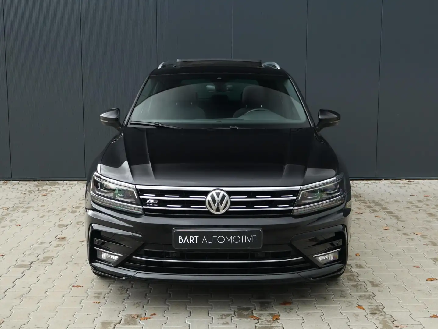 Volkswagen Tiguan 1.5 TSI ACT R-Line|Panodak|Trekhaak|Org NL Zwart - 2