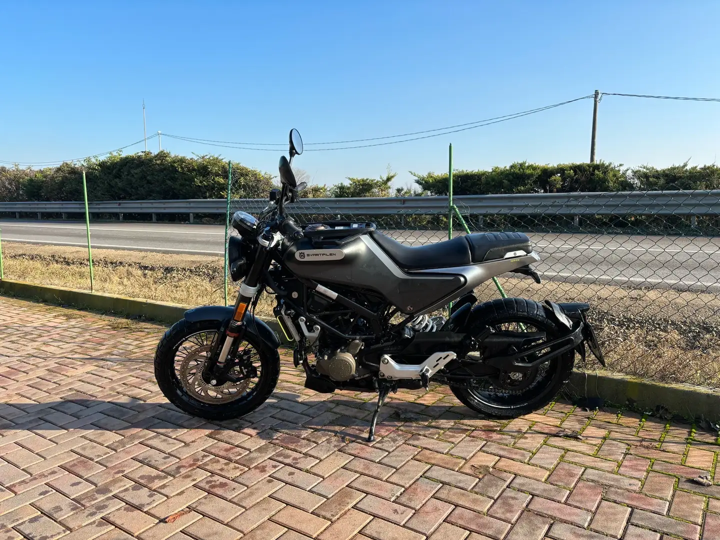 Husqvarna Svartpilen 125 + arrow gp2 in titanio omologato Grigio - 2