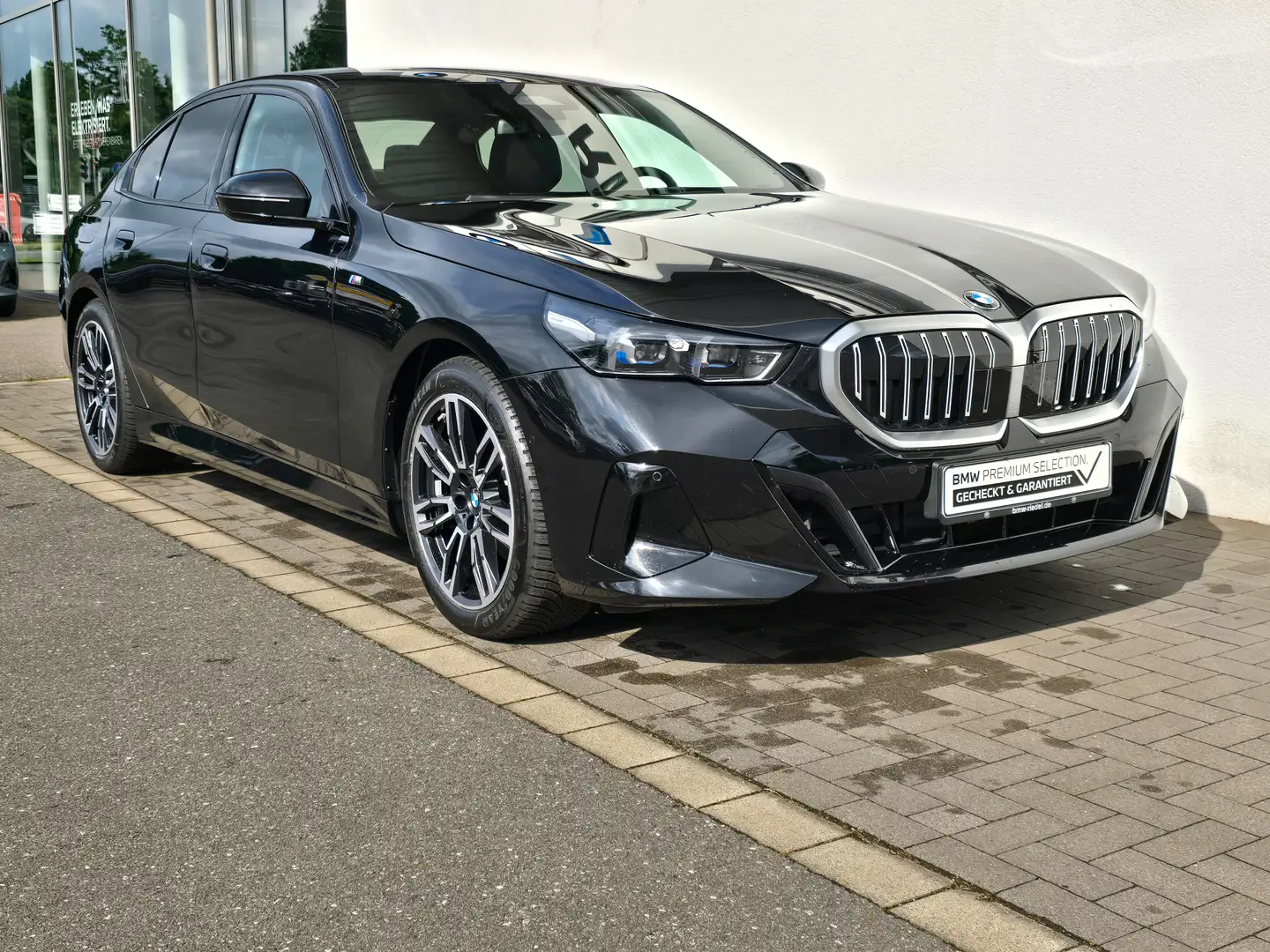 BMW 520 i M Sportpaket Komfortsitze Standhzg. AHK Schwarz - 1