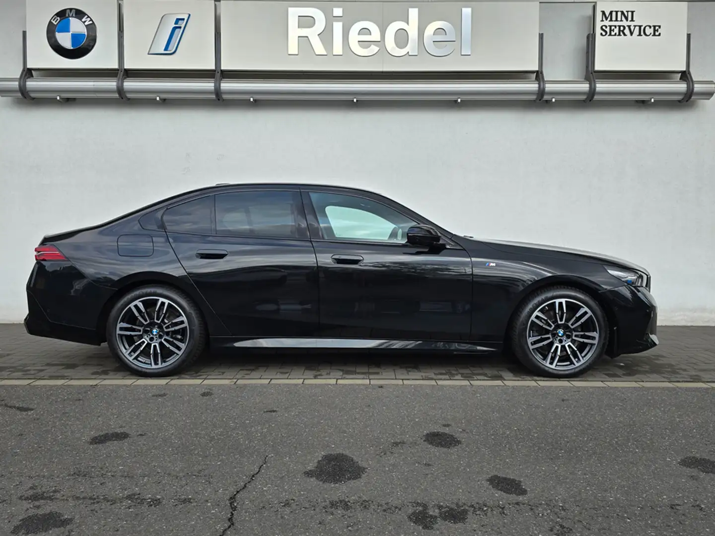 BMW 520 i M Sportpaket Komfortsitze Standhzg. AHK Schwarz - 2