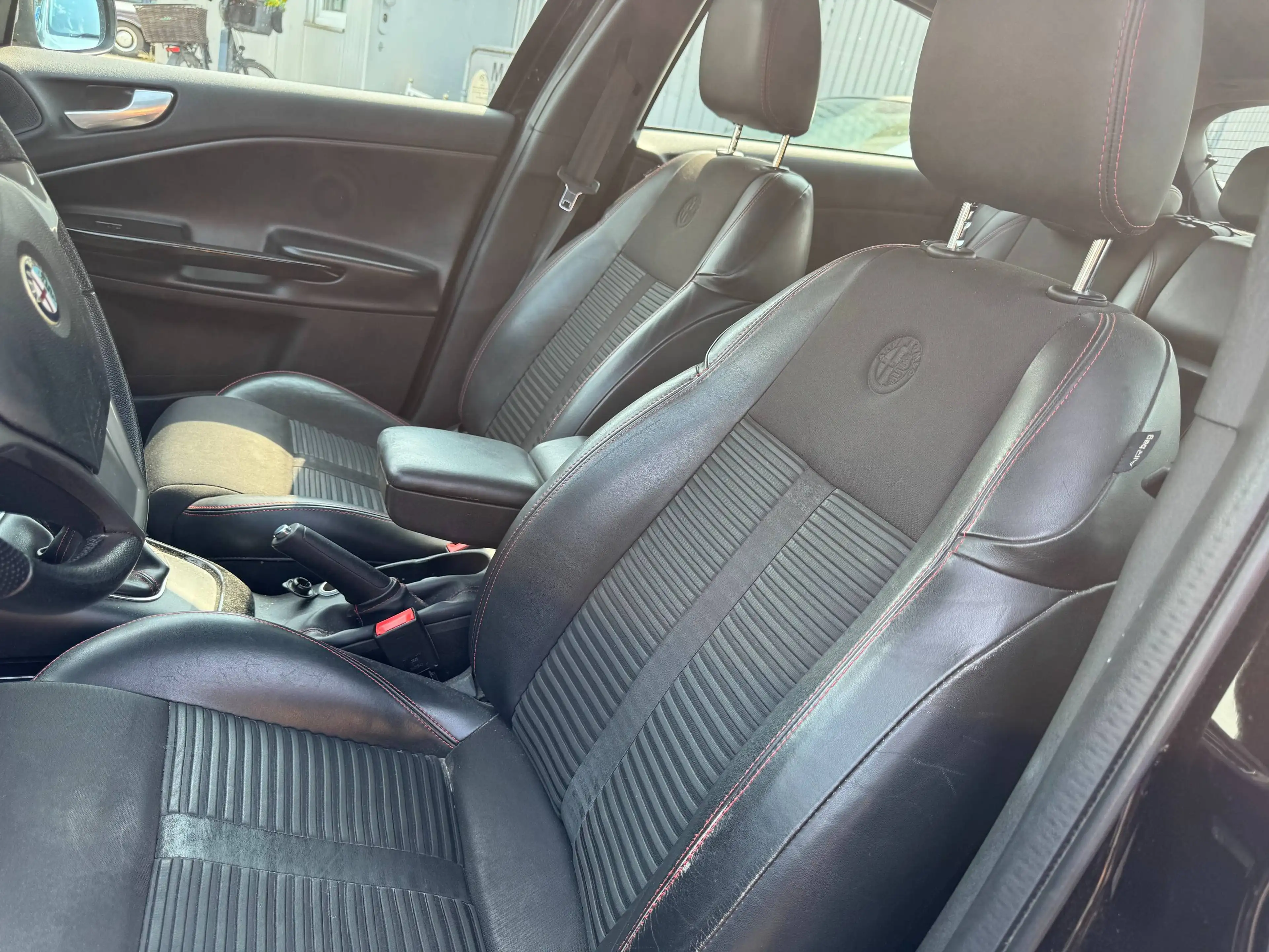 Alfa Romeo Giulietta Turismo - 2,0 JtdM - DNA - 18" - PDC - Sitzheizung — photo 8