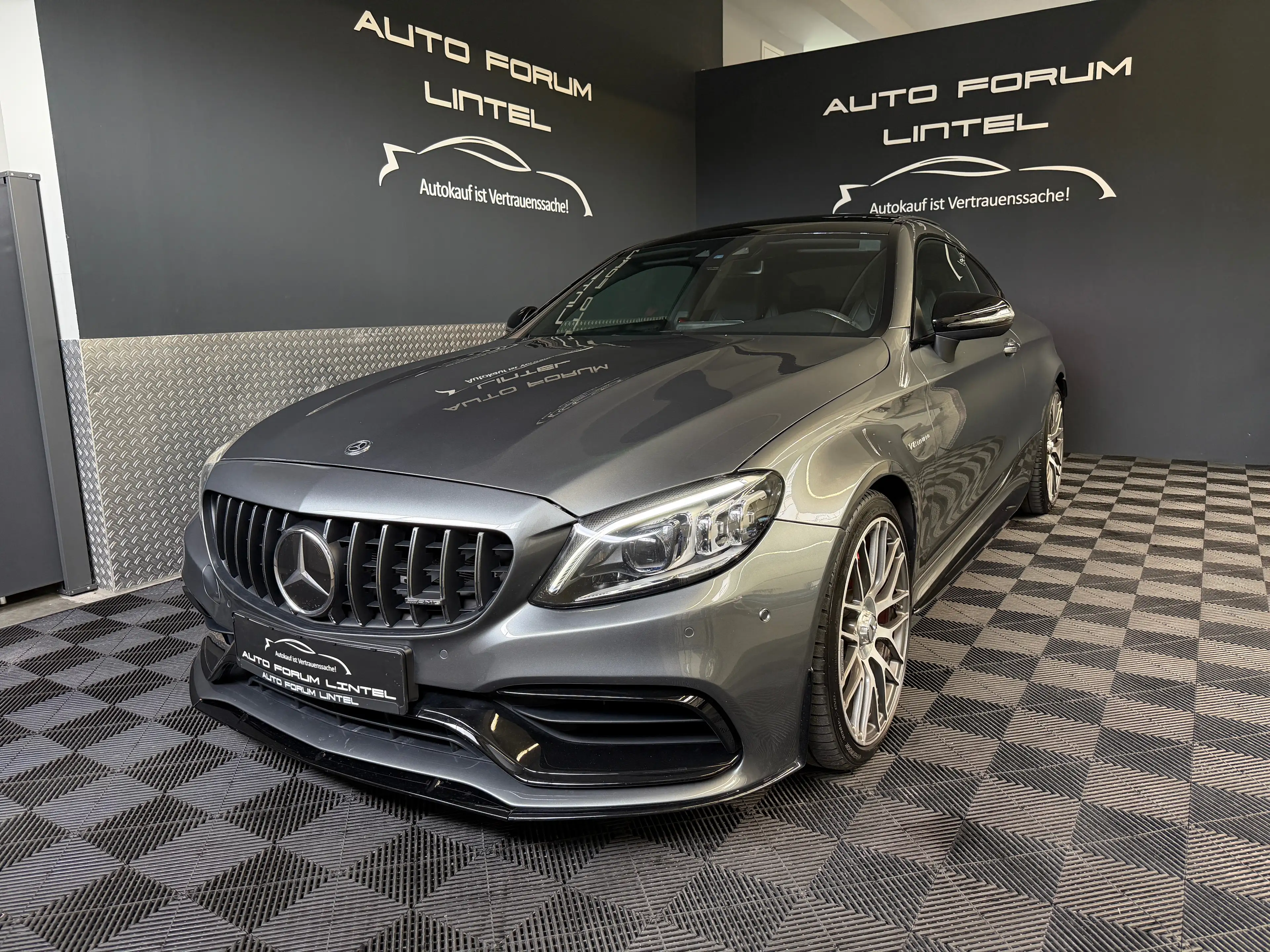Mercedes-Benz C 63 AMG S Coupe-MULTIBEAM-PANO-KAMERA-DISTRONIC-KEYLESS