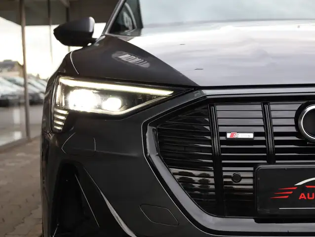 Audi E-Tron view 5