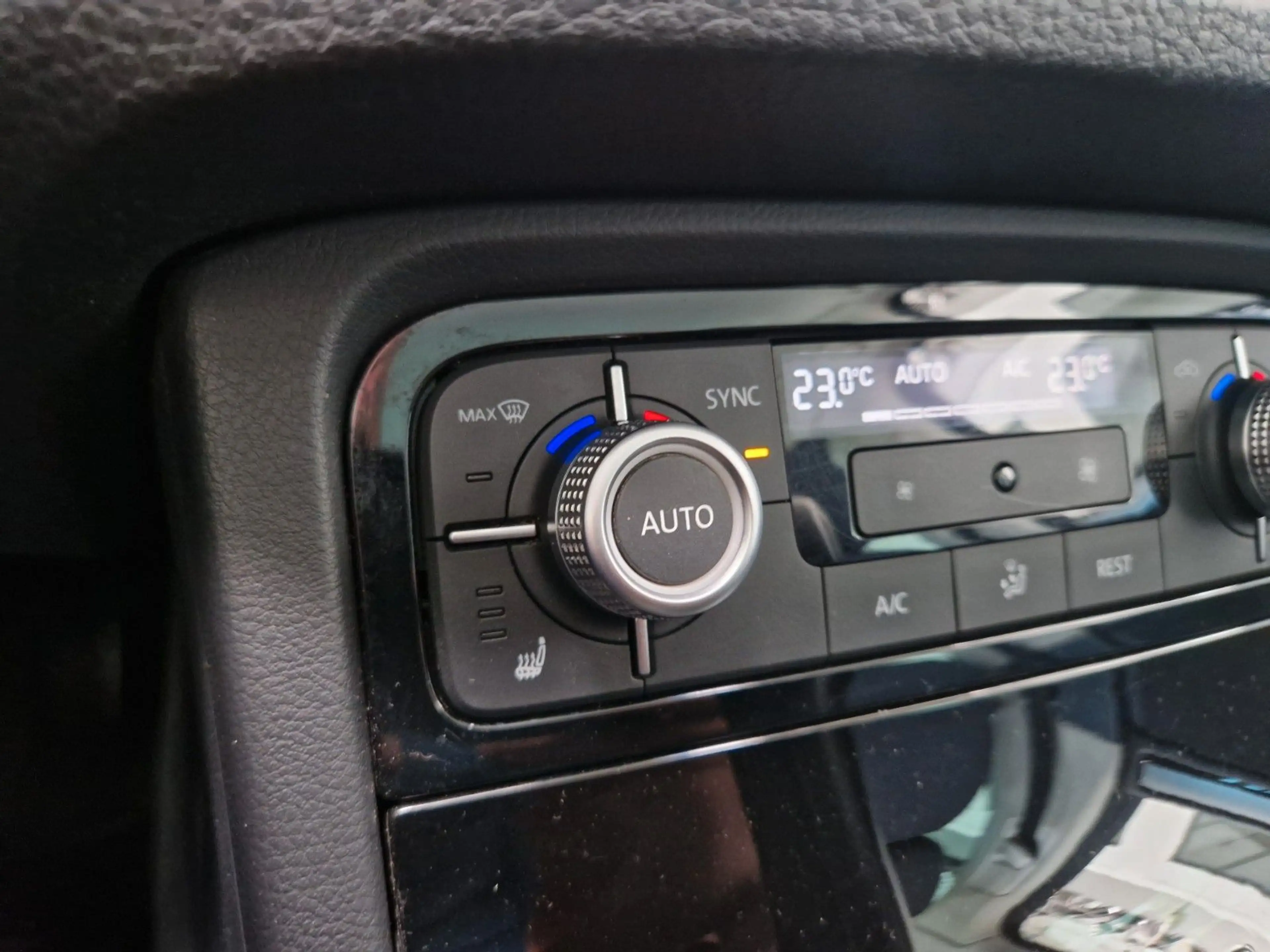 Volkswagen Touareg V6 TDI BMT 4Motion NAVI AHK 204PS — photo 26