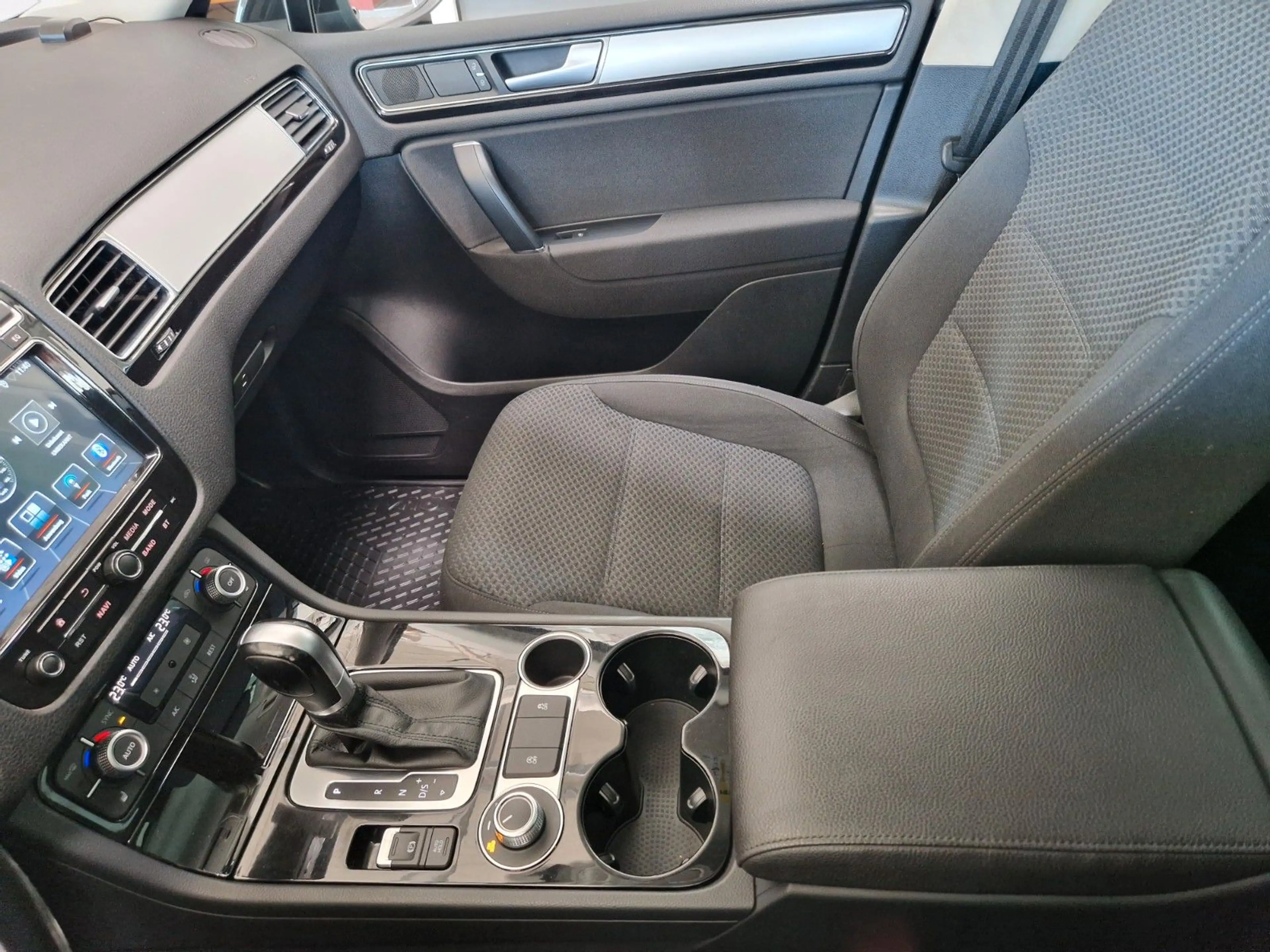 Volkswagen Touareg V6 TDI BMT 4Motion NAVI AHK 204PS — photo 25