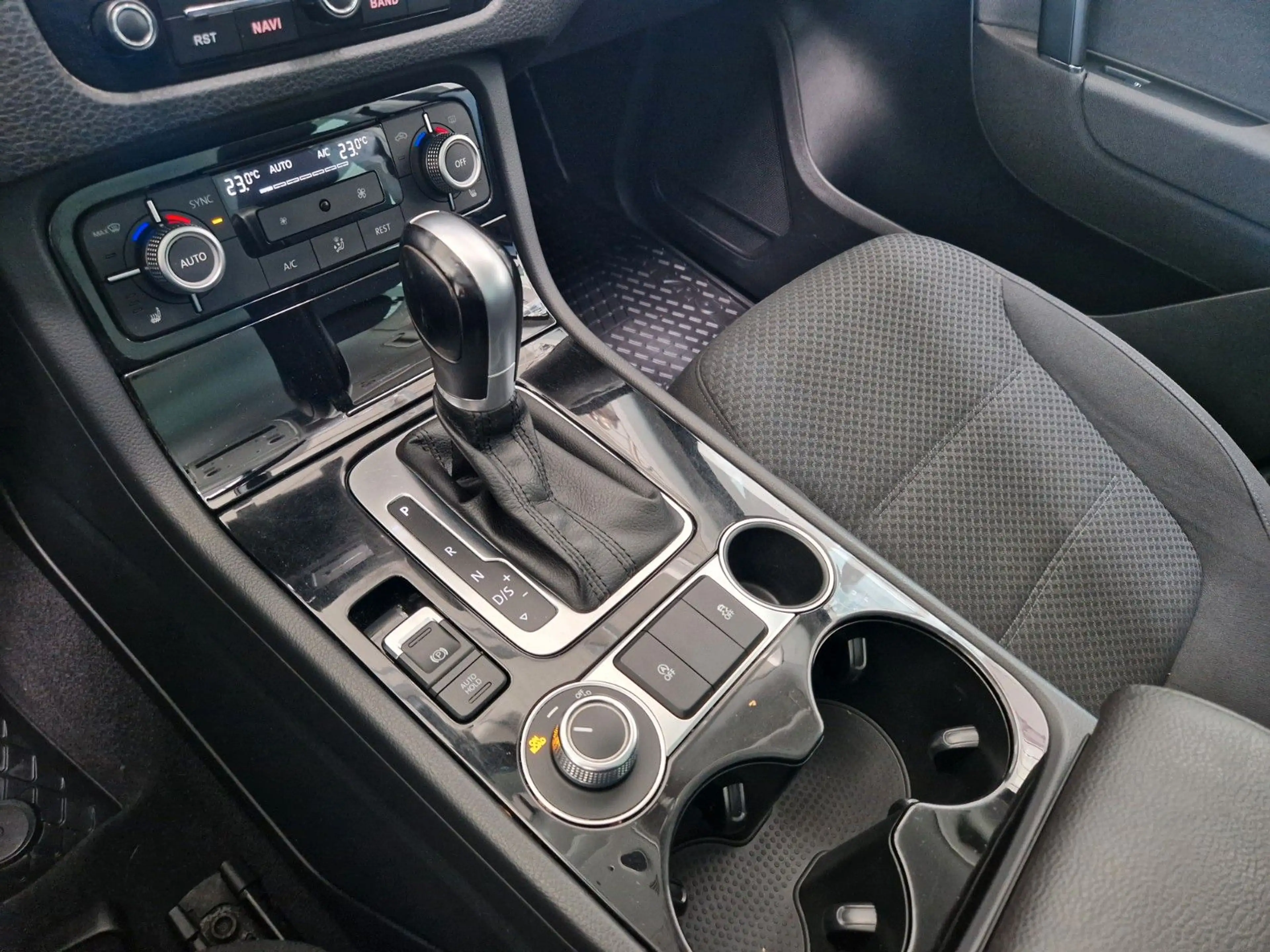 Volkswagen Touareg V6 TDI BMT 4Motion NAVI AHK 204PS — photo 23